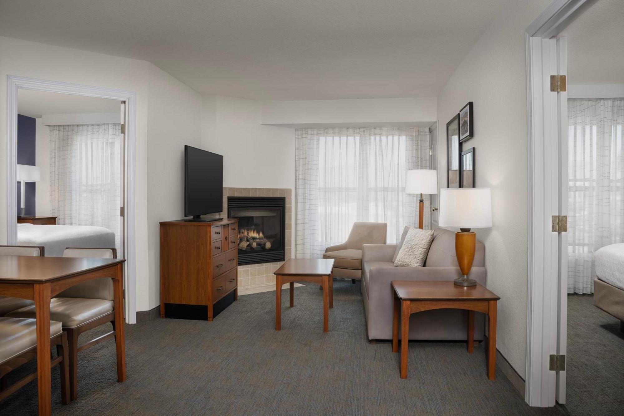 Two-Bedroom Queen Suite Sofa Bed Fireplace,1571292737:JPEG
